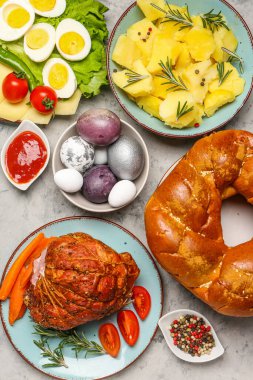 Paskalya yemeği için lezzetli yemekler ve boyalı yumurtalar. Arka planda, yakın plan.