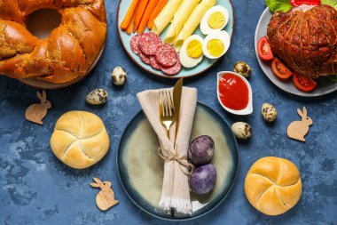 Paskalya yemeği, dekorasyon ve yumurta için nefis yemekler.