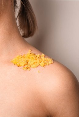 Omzunda renk arkaplanı olan kadın, yakın plan.