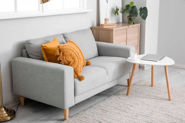 Graues Sofa Mit Kissen Und Modernem Laptop Auf Tisch Wohnzimmer — Stockfoto