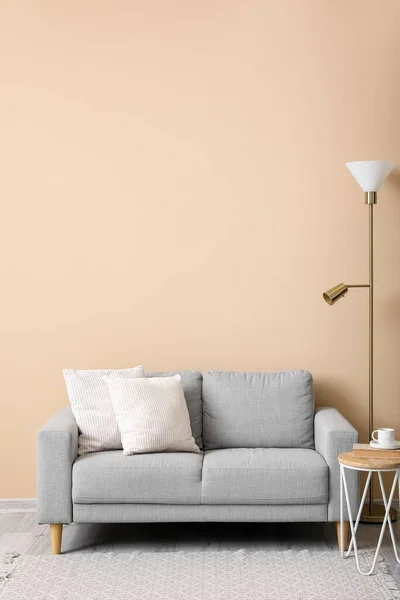 Grey Sofa Cushions Lamp Table Beige Wall — Stock Photo, Image