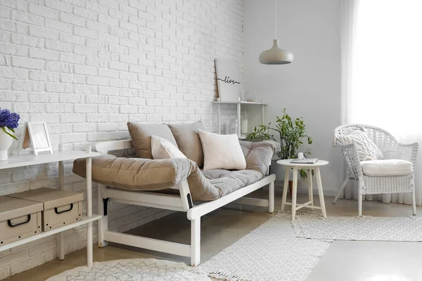 Gemütliches Graues Sofa Mit Kissen Und Modernem Laptop Auf Tisch — Stockfoto