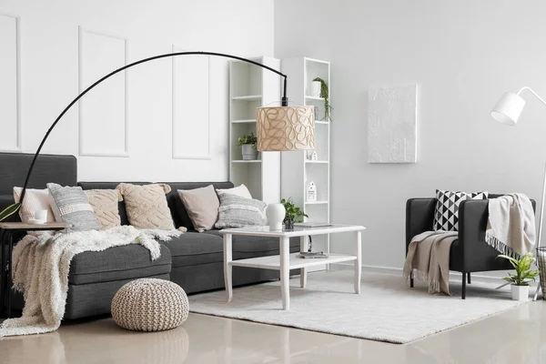Interior Ruang Tamu Dengan Bantal Bergaya Sofa — Stok Foto