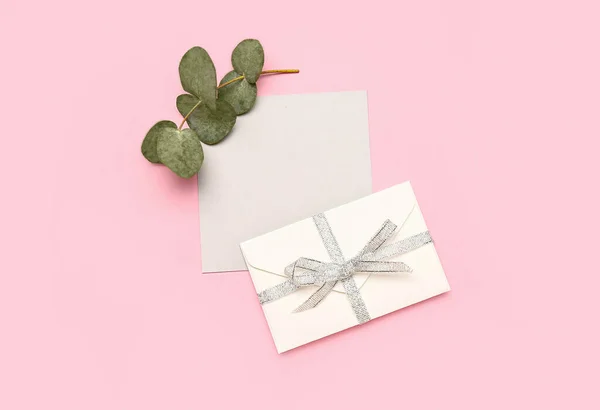 Cartão Branco Envelope Ramo Eucalipto Sobre Fundo Rosa — Fotografia de Stock