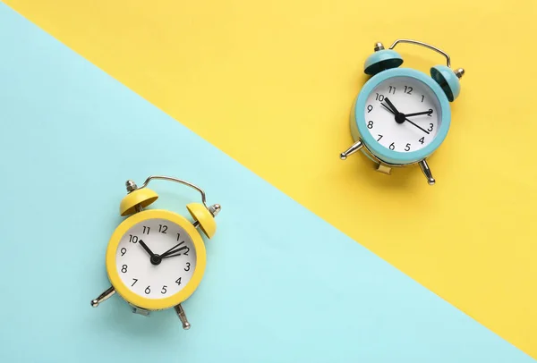 Relógios Alarme Fundo Azul Amarelo — Fotografia de Stock