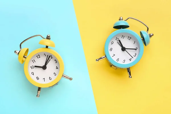 Relojes Alarma Sobre Fondo Azul Amarillo —  Fotos de Stock