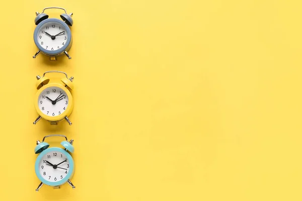 Relojes Alarma Sobre Fondo Amarillo — Foto de Stock