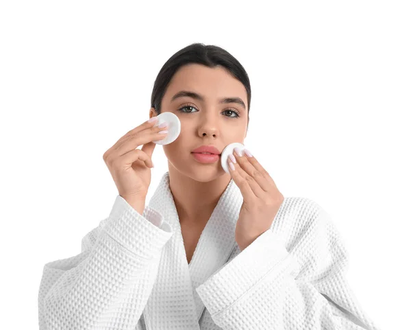 Mujer Joven Quitando Maquillaje Con Almohadillas Algodón Sobre Fondo Blanco — Foto de Stock