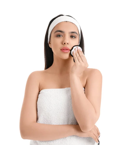 Mujer Joven Quitando Maquillaje Con Almohadilla Algodón Sobre Fondo Blanco — Foto de Stock