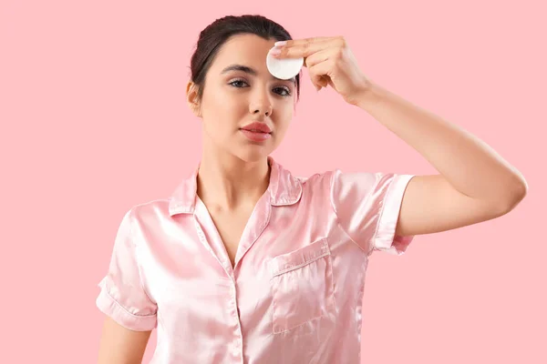 Mujer Joven Quitando Maquillaje Con Almohadilla Algodón Sobre Fondo Rosa — Foto de Stock