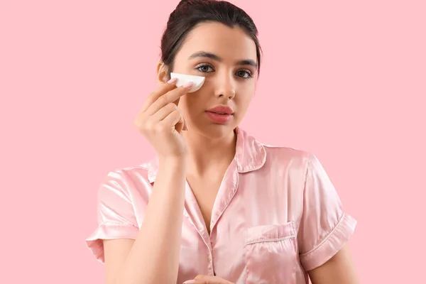 Mujer Joven Quitando Maquillaje Con Almohadilla Algodón Sobre Fondo Rosa — Foto de Stock