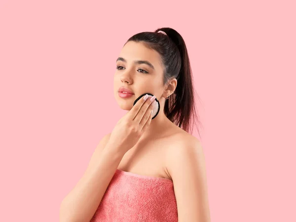 Mujer Joven Quitando Maquillaje Con Almohadilla Algodón Sobre Fondo Rosa —  Fotos de Stock