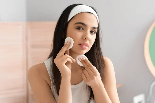 Mujer Joven Quitando Maquillaje Con Almohadillas Algodón Baño Primer Plano — Foto de Stock