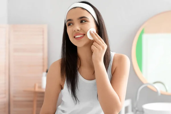 Mujer Joven Quitando Maquillaje Con Almohadilla Algodón Baño — Foto de Stock