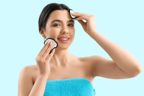 Mujer Joven Quitando Maquillaje Con Almohadillas Algodón Sobre Fondo Azul — Foto de Stock