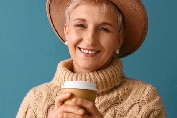Красивая Зрелая Женщина Чашкой Кофе Голубом Фоне Крупным Планом — стоковое фото