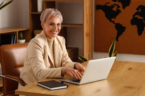 Mature Businesswoman Working Laptop Office — Stock Photo, Image