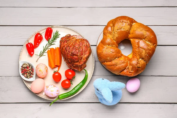 Στεφάνι Πασχαλινό Ψωμί Νόστιμο Ζαμπόν Λαχανικά Και Βαμμένα Αυγά Ανοιχτό — Φωτογραφία Αρχείου