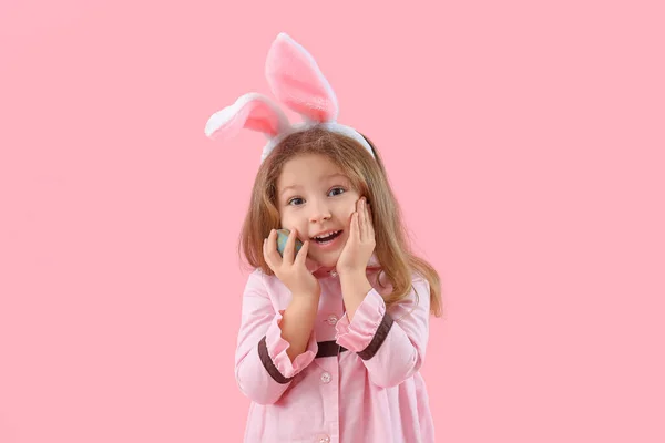 可爱的小女孩 戴着粉色背景的复活节彩蛋 长着小兔子耳朵 — 图库照片