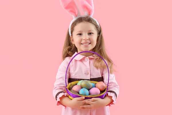 Roztomilé Holčička Zajíček Uši Košíkem Velikonočních Vajec Růžovém Pozadí — Stock fotografie