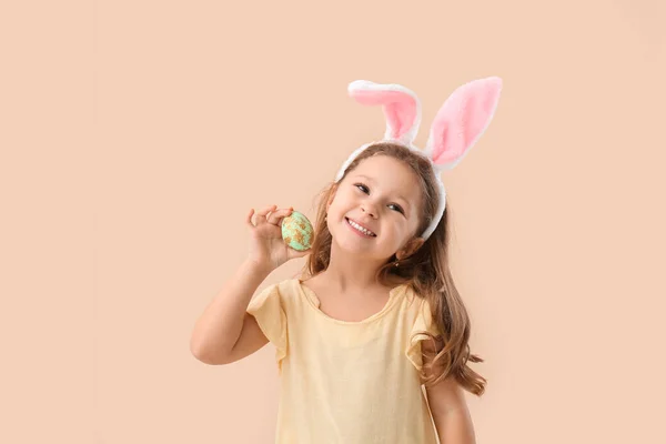 Симпатична Маленька Дівчинка Вухах Кролика Пасхальним Яйцем Бежевому Фоні — стокове фото