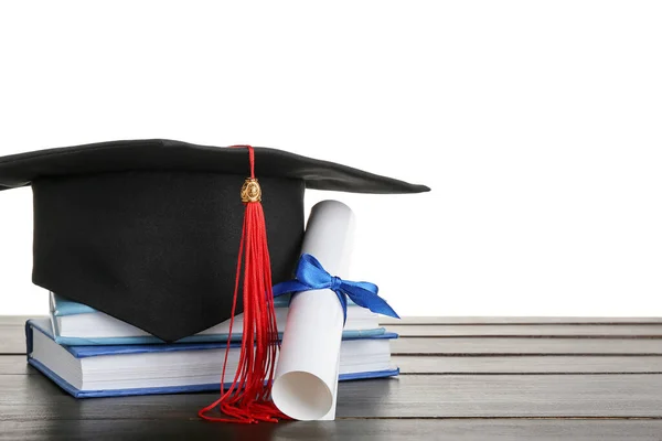 有毕业文凭的毕业帽 深色木制桌子上有白色背景的书籍 — 图库照片