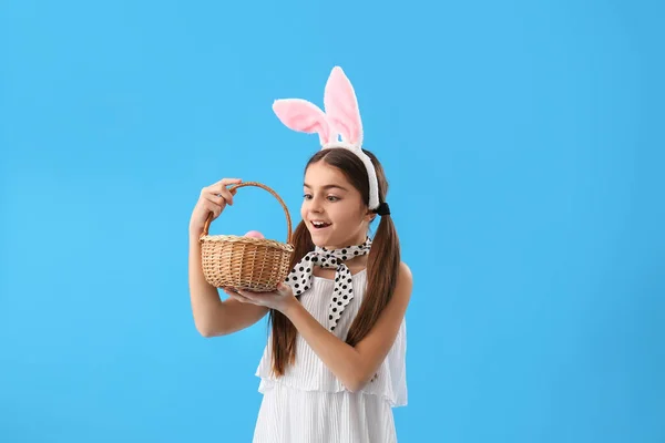 Kleines Mädchen Hasenohren Mit Korb Mit Ostereiern Auf Blauem Hintergrund — Stockfoto