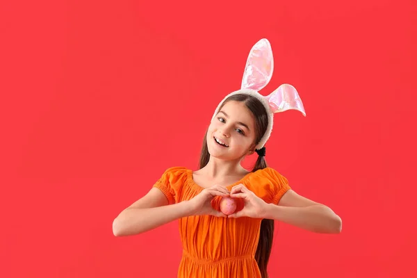 Malá Dívka Zajíček Uši Velikonočním Vejcem Červeném Pozadí — Stock fotografie