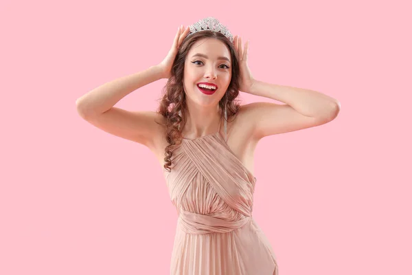 Красивая Молодая Женщина Выпускном Платье Тиара Розовом Фоне — стоковое фото