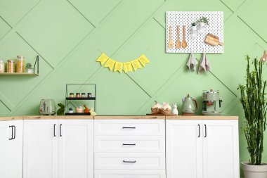 Paskalya kutlaması için dekore edilmiş modern mutfağın içi.