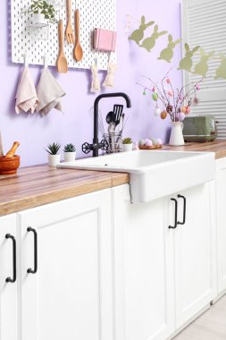 Paskalya kutlaması için dekore edilmiş modern mutfağın içi.