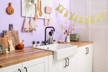 Paskalya kutlaması için dekore edilmiş modern mutfağın içi.