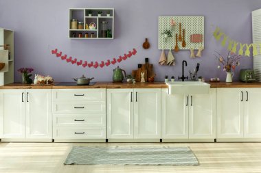 Paskalya kutlaması için dekore edilmiş modern mutfağın içi.