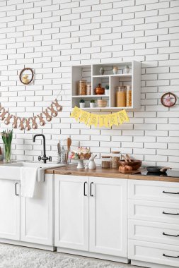 Paskalya kutlaması için dekore edilmiş modern mutfağın içi.