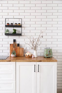 Paskalya kutlaması için dekore edilmiş modern mutfağın içi.