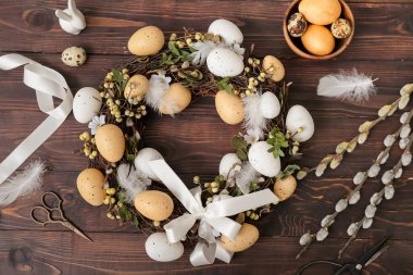 Güzel Paskalya çelengi, söğüt dalları, yumurta ve makas ahşap masa, üst manzara