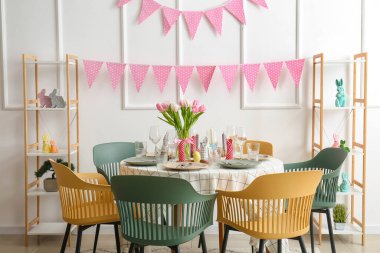 Paskalya kutlaması için servis edilen yemek odasının içinde.