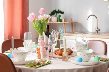 Paskalya kutlaması için servis edilen mutfak masası.