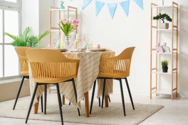 Paskalya kutlaması için servis edilen yemek odasının içinde.