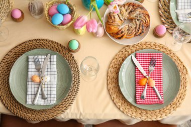 Paskalya kutlaması için boyanmış yumurta ve turta servis edilen şenlik masası.