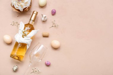 Renkli arkaplanda şarap, cam ve Paskalya yumurtaları ile kompozisyon