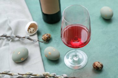 Bir bardak şarap, Paskalya yumurtası ve söğüt dallarıyla renklendirilmiş, yakın plan.