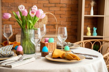 Paskalya kutlaması için servis edilen yemek odasının içinde.