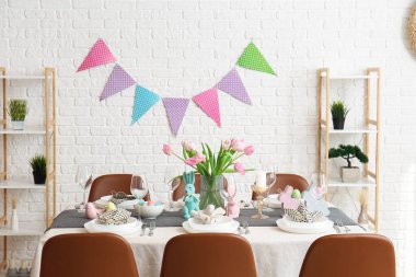 Paskalya kutlaması için servis edilen yemek odasının içinde.