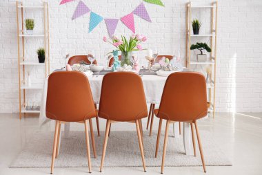 Paskalya kutlaması için servis edilen yemek odasının içinde.