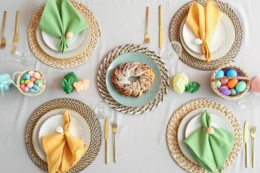 Paskalya yumurtaları, turtalar ve tavşanlarla servis edilen güzel bir masa.