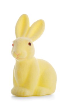 Beyaz arkaplanda izole edilmiş sarı Paskalya tavşanı