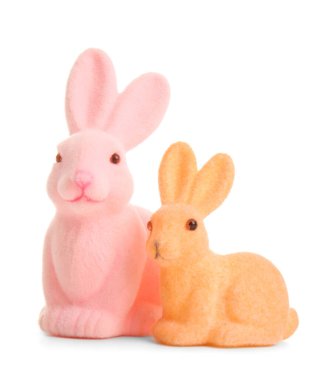 Beyaz arka planda izole edilmiş renkli Paskalya tavşanları