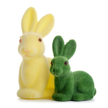 Beyaz arkaplanda renkli Paskalya tavşanları