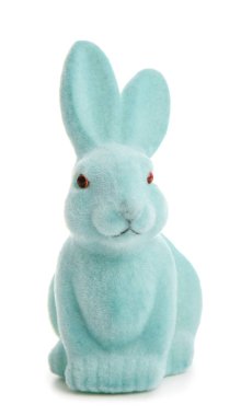 Beyaz arka planda oyuncak Paskalya tavşanı